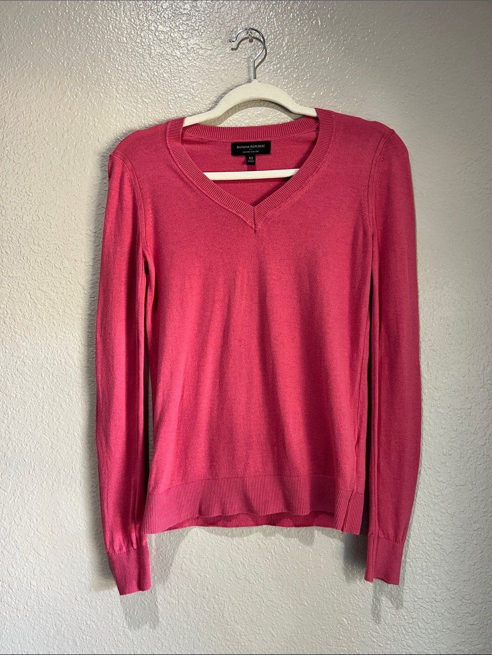 Banana Republic Hot Pink V-Neck Sweater Sz XS Comfy Cozy Office Career Chic